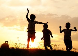 8 Cara Mengajak Anak Lebih Aktif Melakukan Kegiatan Luar Ruangan